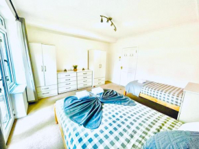 Up to 3 people, Room in a share house with private Garden access